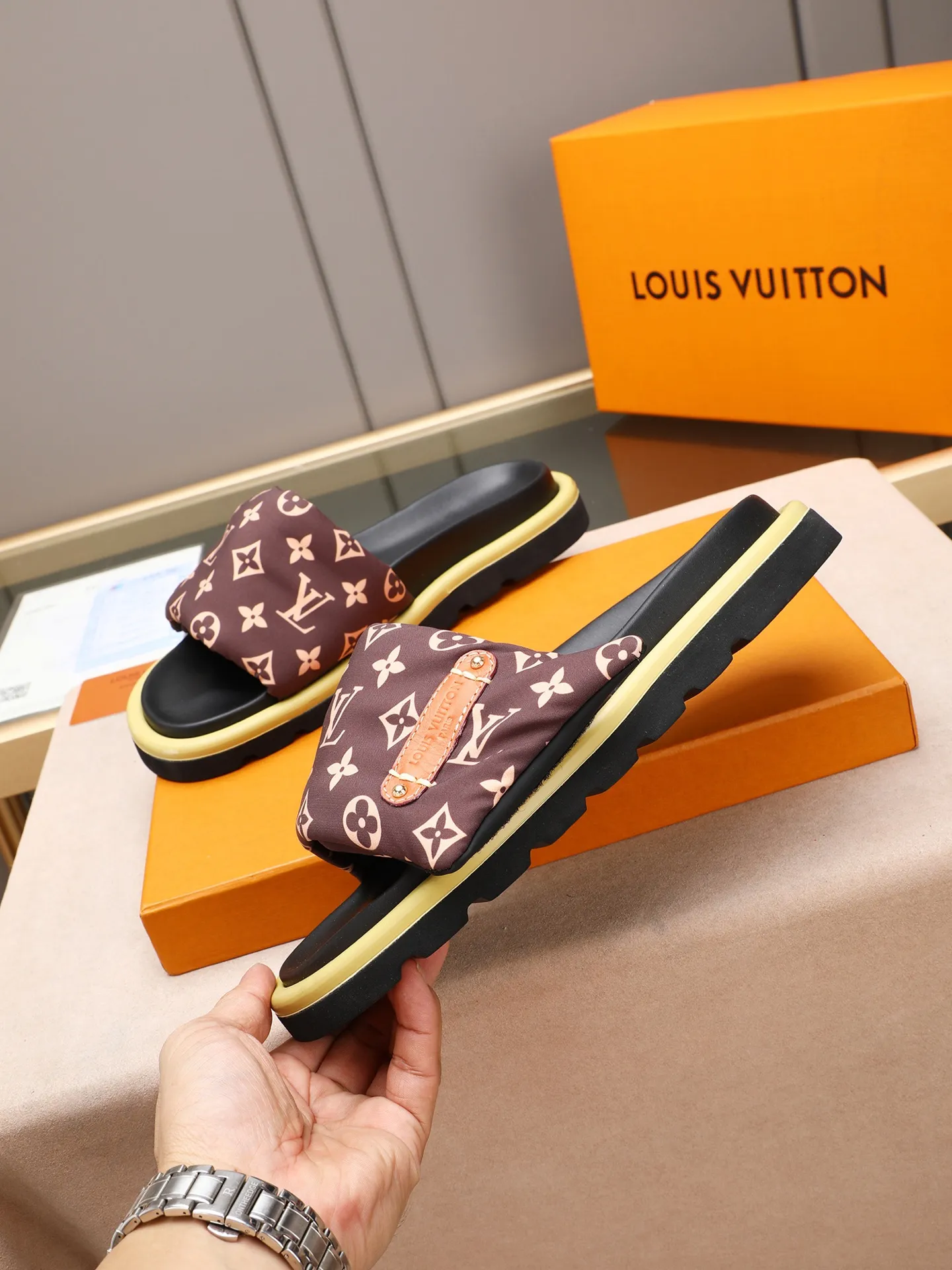 PP360 [LOUIS VUITTON] Louis Vuitton, LV printing, men's and women's slippers are on the market. The drawer box packaging comes with a cloth bag and a card. The upper pattern looks very soft and waxy, and it is a super versatile leg slimming tool. Fabric: imported denim/canvas/old fabric, LV hardware LOGO, official website pattern printing, comfortable to wear, feet: high-elastic PU water table. Sole: foam sole, heel height: about 5cm. Code number: 35-46, 35, 45, 46 are custom-made and non-returnable. Color: multiple colors and styles available.